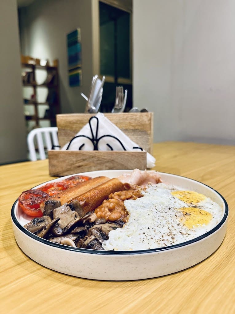 5 Cafes and Restaurants For Fancy Breakfast in Ahmedabad 1 Fancy Breakfast Places in Ahmedabad| The Mad House Cafe