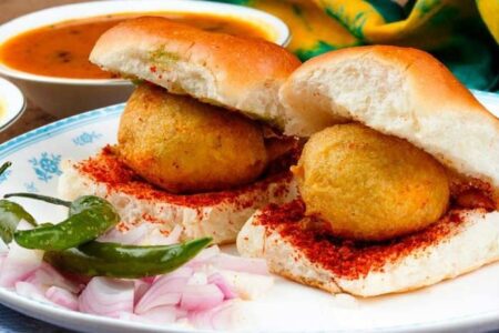 Where To Travel In India For The Best Food 2 yummy delights| Vada pav