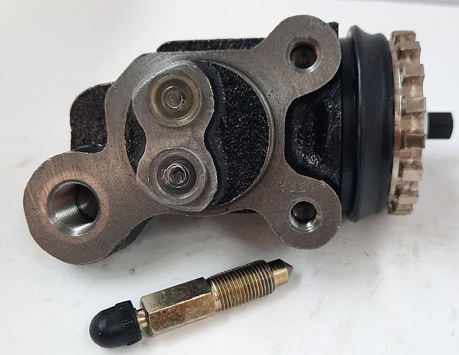 CYLINDER,WHEEL  L/H FRONT HINO FORD 
