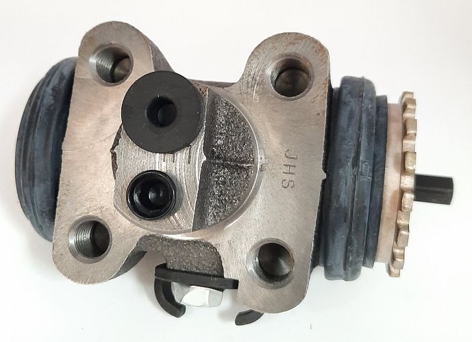 CYLINDER,WHEEL RH REAR 