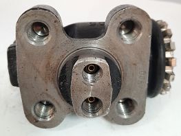 CYLINDER,WHEEL RH FRONT