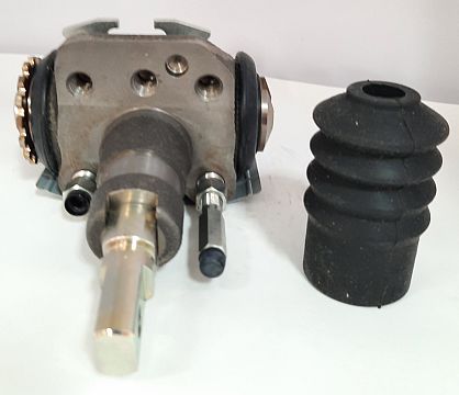CYLINDER,WHEEL RH REAR
