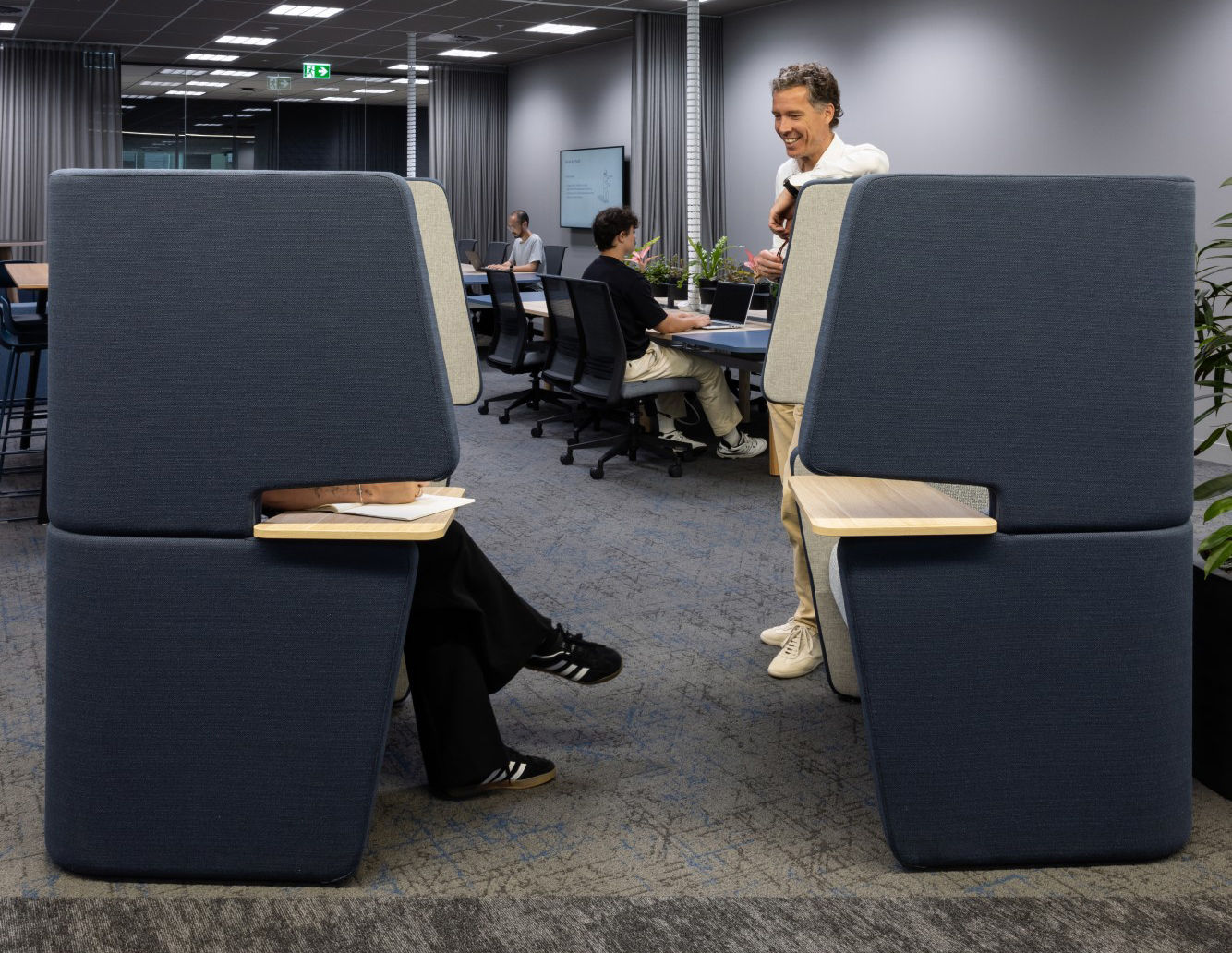 Chat Chair – Acoustic single-person workspace | Vidak