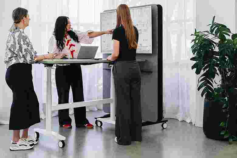 Aerial Move – cordless height-adjustable flip table | Vidak