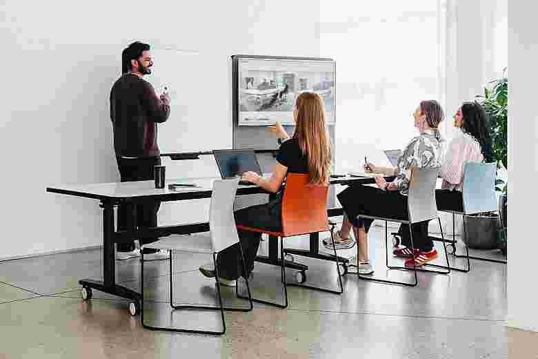 Aerial Move – cordless height-adjustable flip table | Vidak