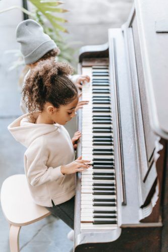 Age-et-musique-enfants-piano