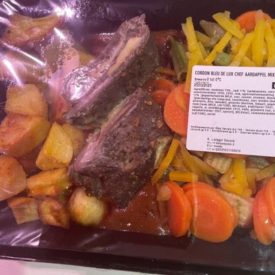 1x Cordon bleu de Lux met aardappels en mix groenten 