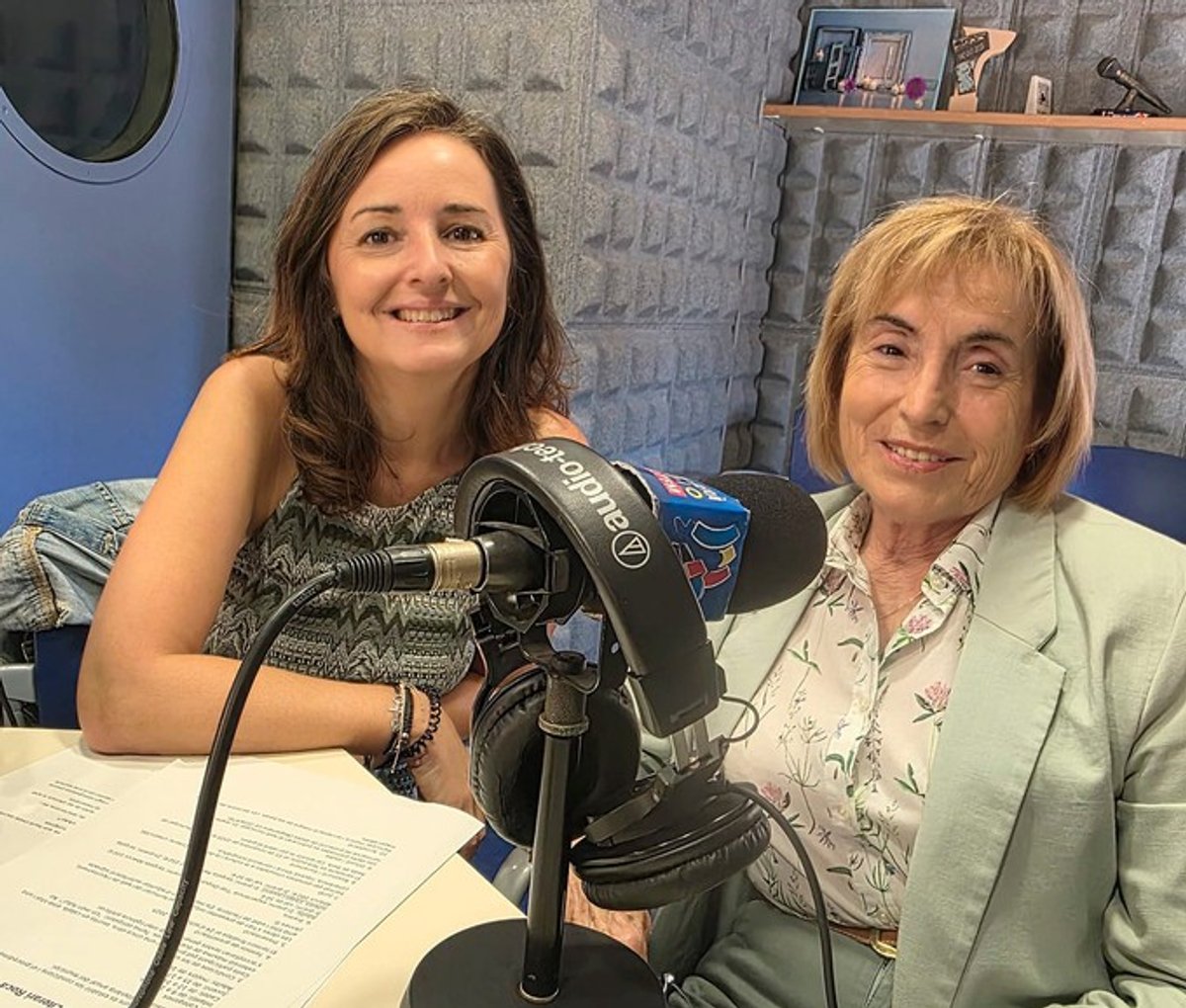 Cristina Serrano, responsable de la Biblioteca Municipal, i Teresa Ferré, regidora de Cultura