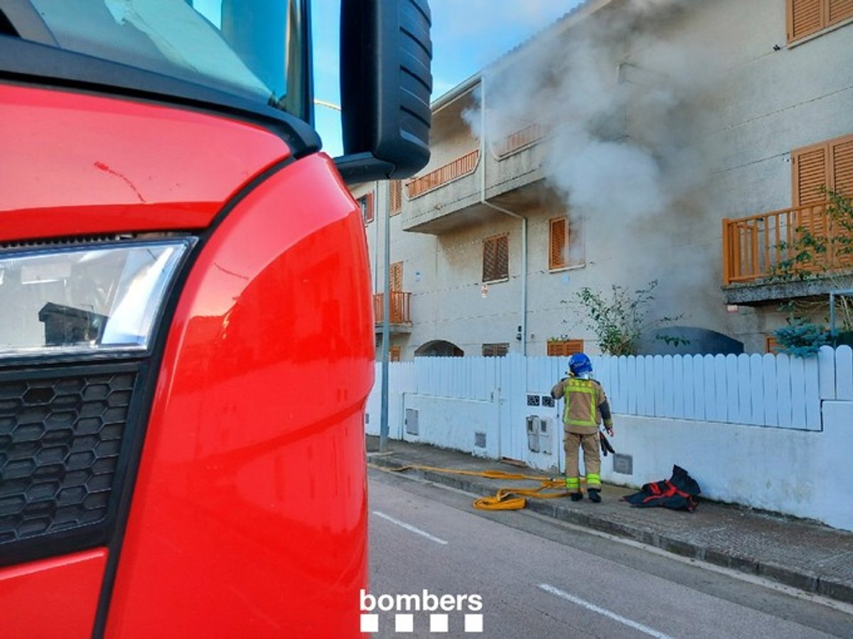 Incendi en un aparcament d’una casa aparellada a Roda de Berà