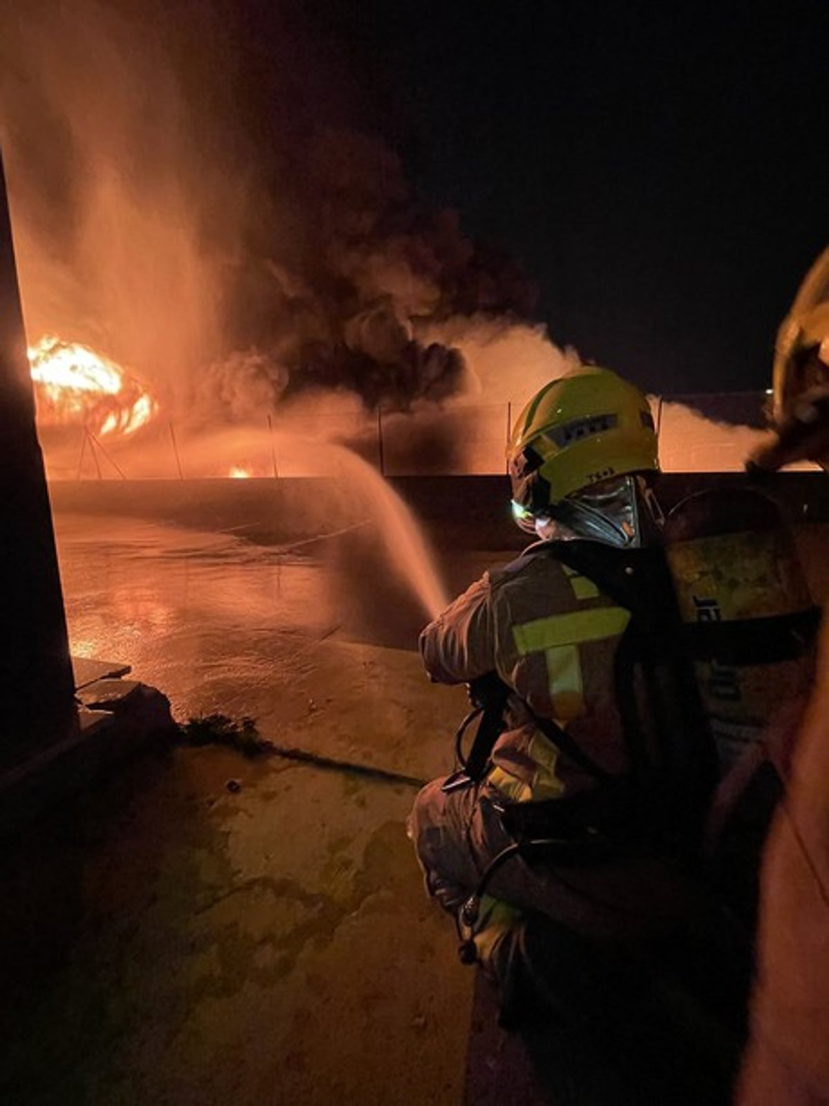 Foc a una empresa de Montornès. Foto de Bombers Palautordera