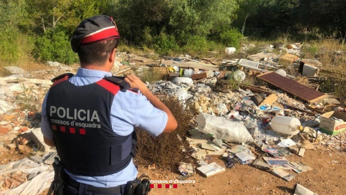 Mosso al lloc dels abocaments il·legals a Alcanar - Mossos d'Esquadra