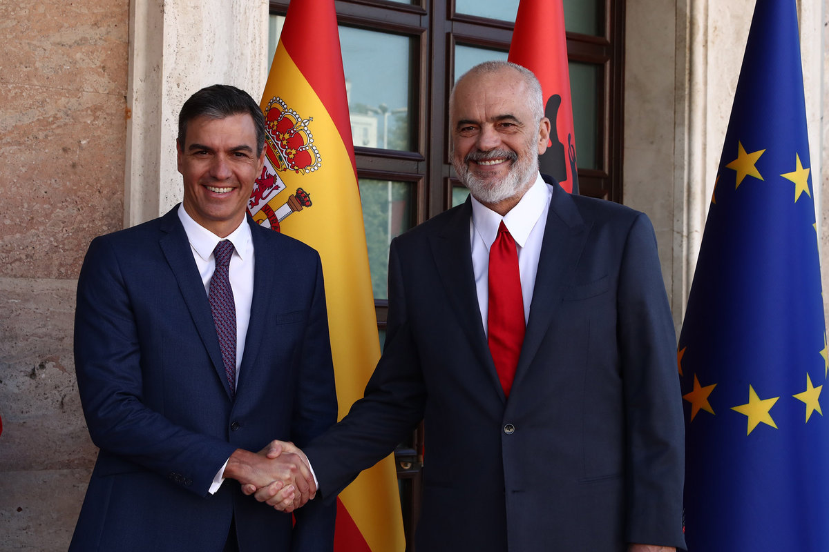 Salutació del president espanyol, Pedro Sánchez, amb el Primer Ministre d'Albània, Edi Rama.