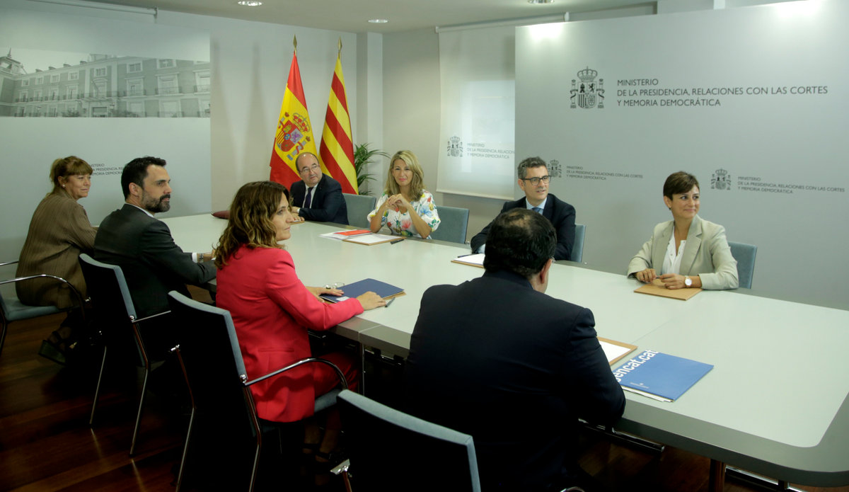 Els consellers Joan Ignasi Elena, Laura Vilagrà, Roger Torrent i Natàlia Garriga, davant dels ministres Isabel Rodríguez, Félix Bolaños, Yolanda Díaz i Miquel Iceta, durant la reunió de la taula de diàleg.