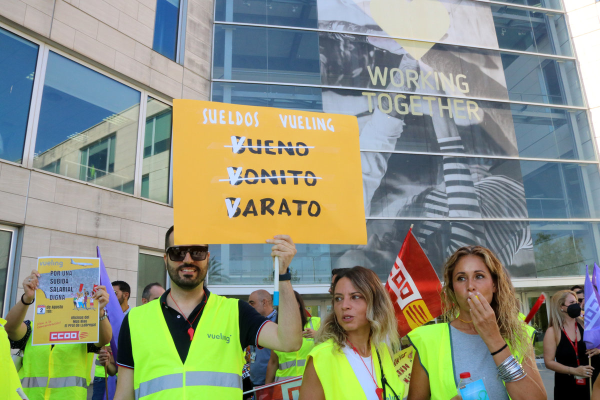 Tripulants de cabina de Vueling protesten davant la seu de la companyia per exigir un augment de sou.