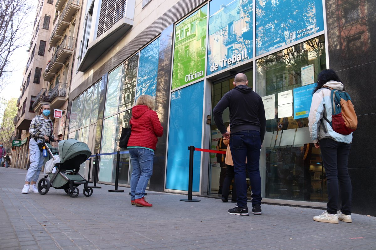 Pla obert de l'Oficina de Treball del carrer Sepúlveda de Barcelona en el primer dia de vaga al SEPE, el 29 de març del 2021.