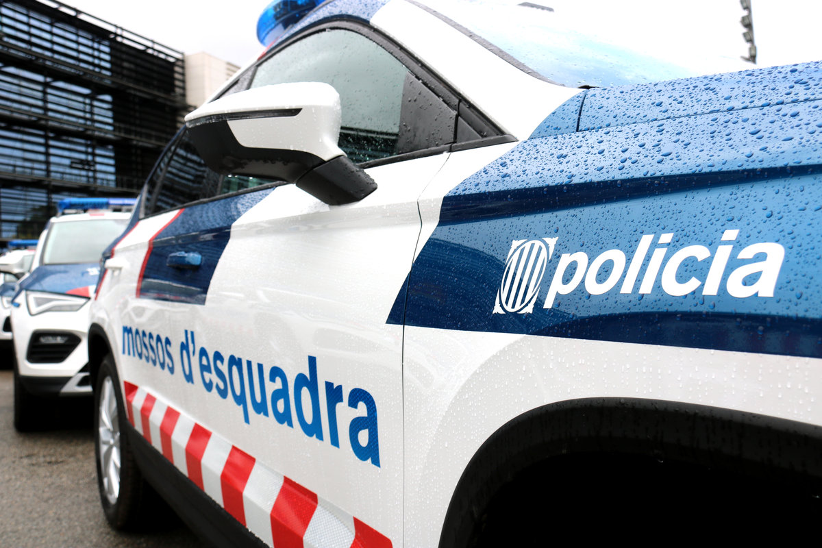 Pla de detall del lateral d'un dels nous vehicles dels Mossos d'Esquadra presentats al Complex Egara, el dia 11 de novembre de 2021.