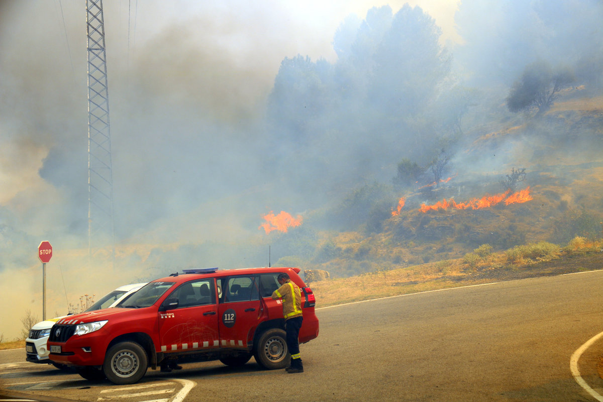 Els Bombers arriben al punt del segon incendi, a tocar de Manresa.