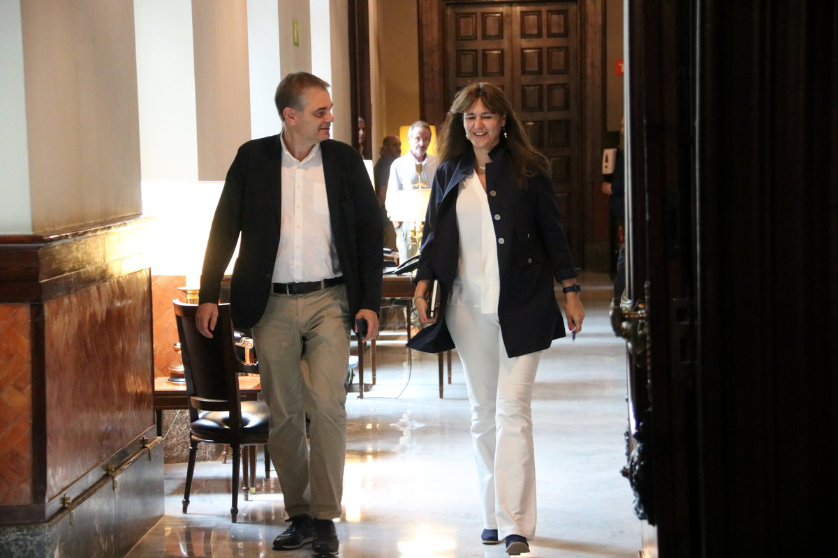 La presidenta del Parlament, Laura Borràs, abandona la reunió de la Mesa mentre aquesta delibera sobre la seva suspensió.