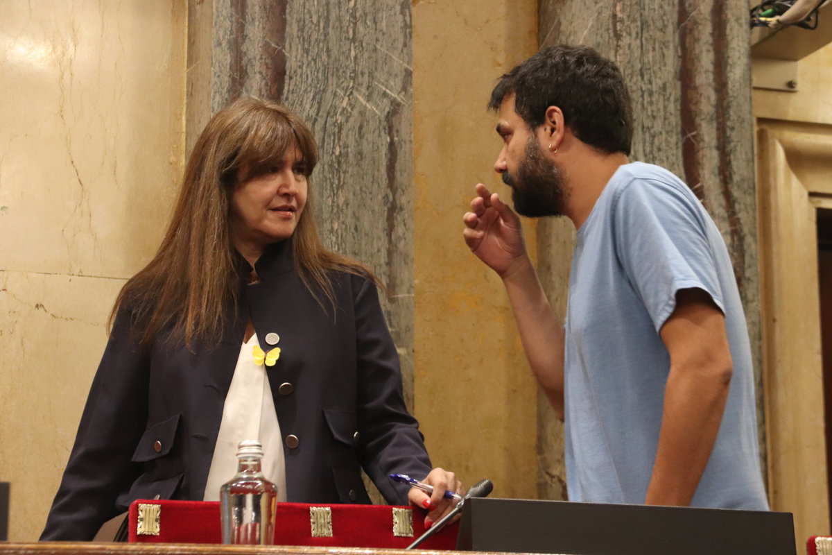 La presidenta del Parlament, Laura Borràs, parlant amb el secretari quart de la Mesa, Ruben Wagensberg, abans de l'inici del ple.