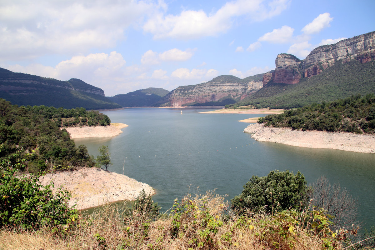 Vista general del pantà de Sau, al 50% de la seva capacitat (23 de juny del 2022).