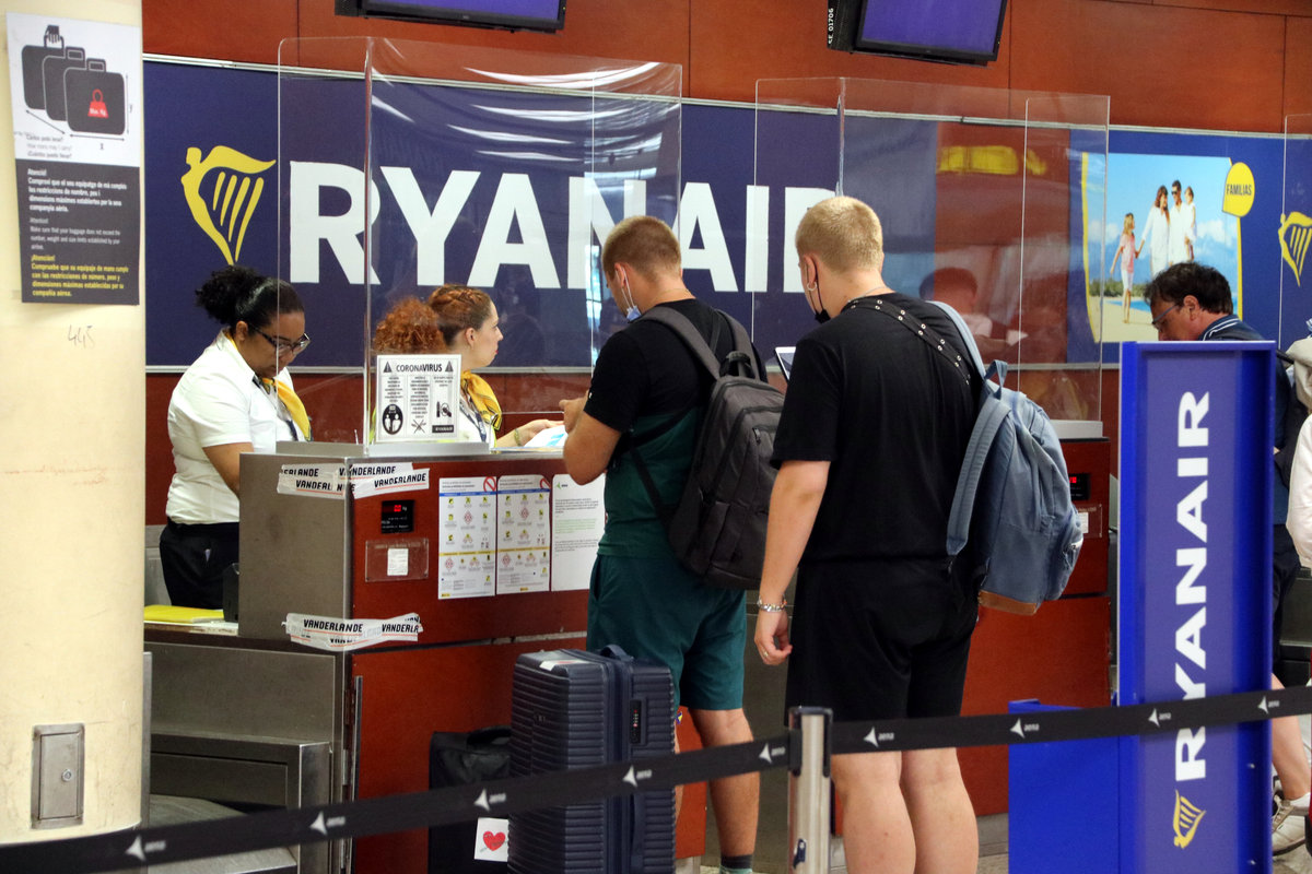 Viatgers facturant a Ryanair.