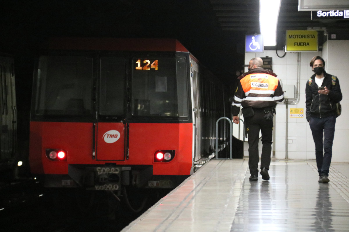 Un metro surt de l'estació de Fondo, a Santa Coloma de Gramenet.