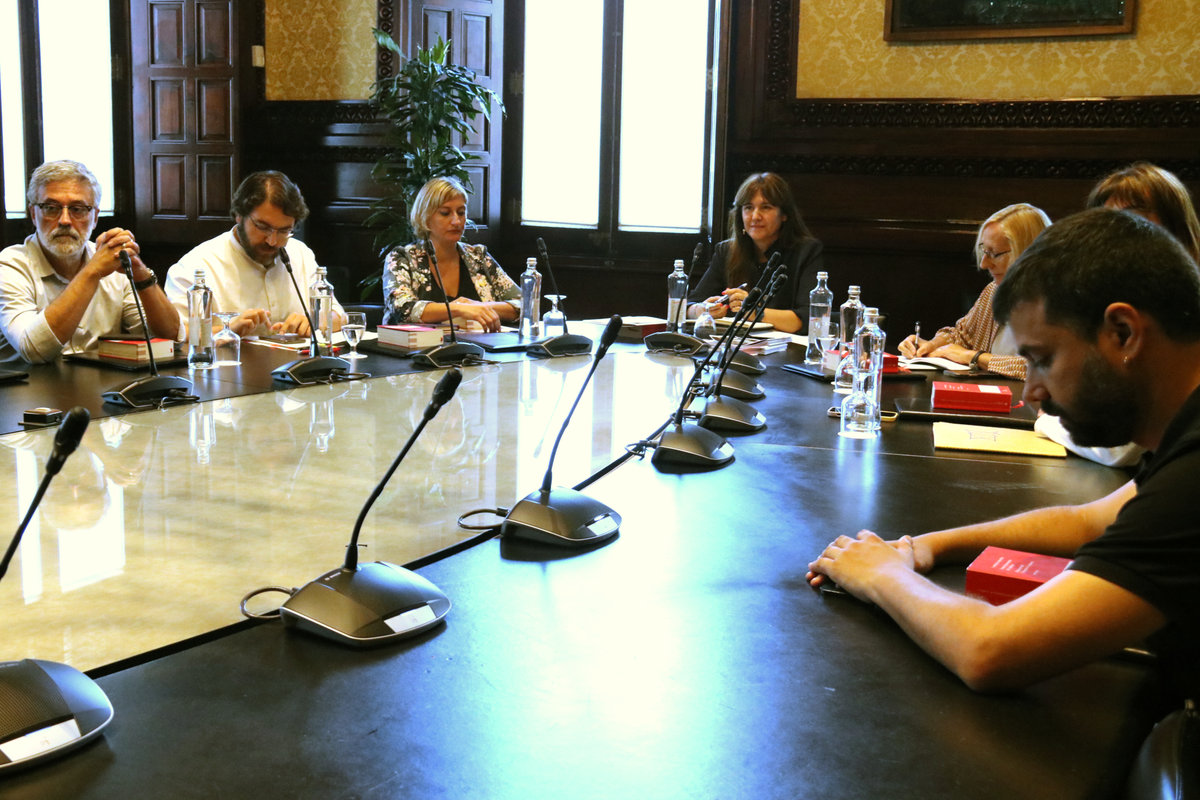 Reunió de la Mesa que ha de decidir si suspèn Laura Borràs com a presidenta.