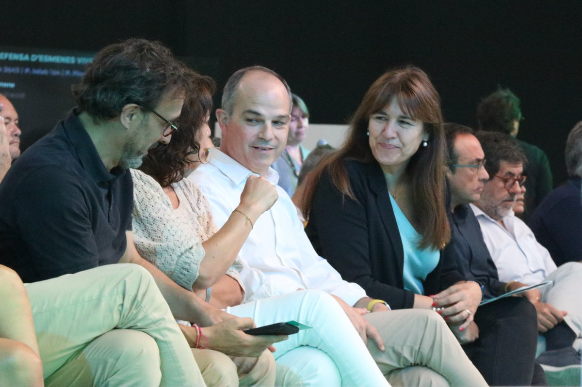 El portaveu de Junts, Josep Rius, l'alcaldessa de Vic, Anna Erra, el secretari general de Junts, Jordi Turull, i la presidenta del partit, Laura Borràs, al Congrés de la formació.