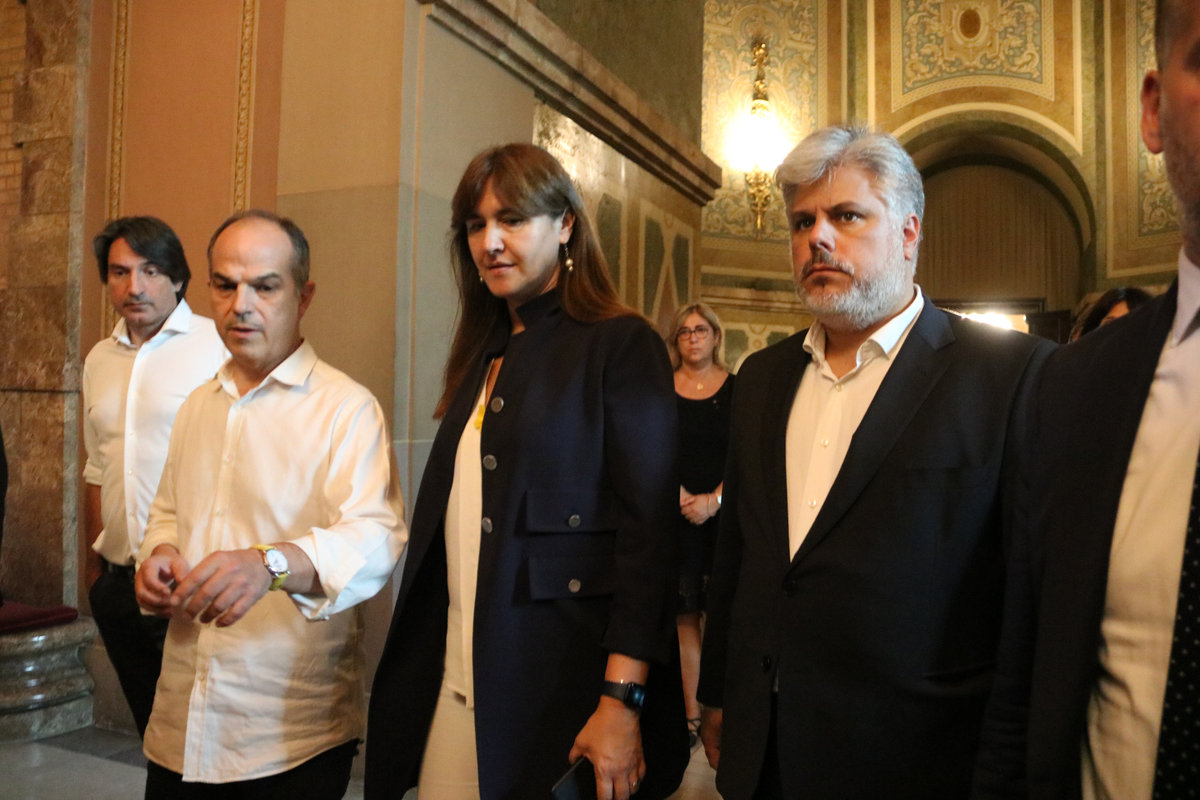 La presidenta del Parlament suspesa, Laura Borràs, acompanyada pel secretari general de Junts, Jordi Turull, i el president del grup parlamentari de Junts, Albert Batet.