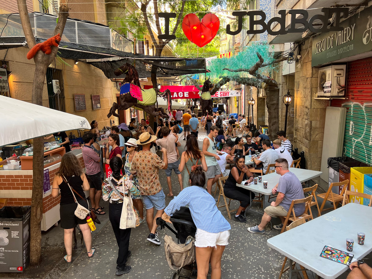 Visitants en un carrer decorat del barri de Gràcia.