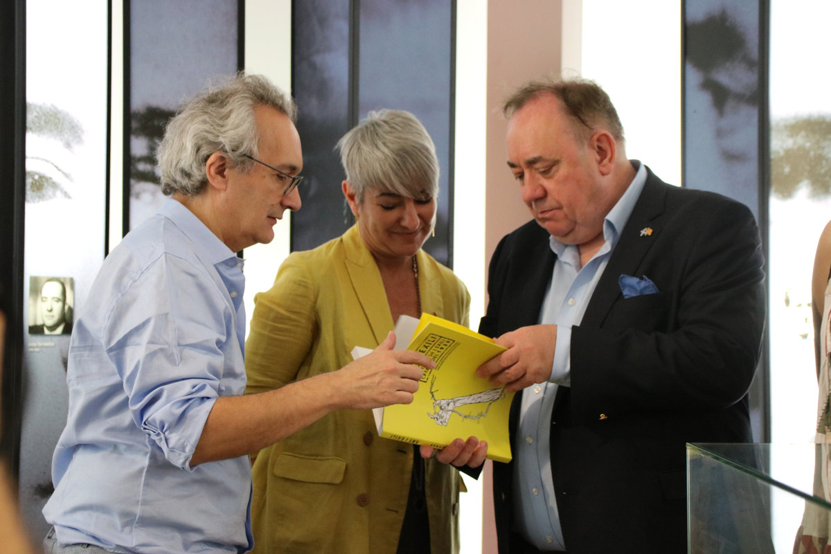 El director del MUME, Enric Pujol i la consellera de Justícia, Lourdes Ciuró entregant un obsequí a l'exprimer ministre d'Escòcia, Alex Salmond.