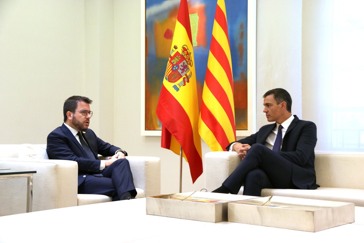 Pere Aragonès i Pedro Sánchez conversen a l'inici de la reunió al Palau de la Moncloa.