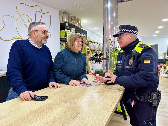 Un agent de la unitat de proximitat parla del "Botó vermell" a uns comerciants