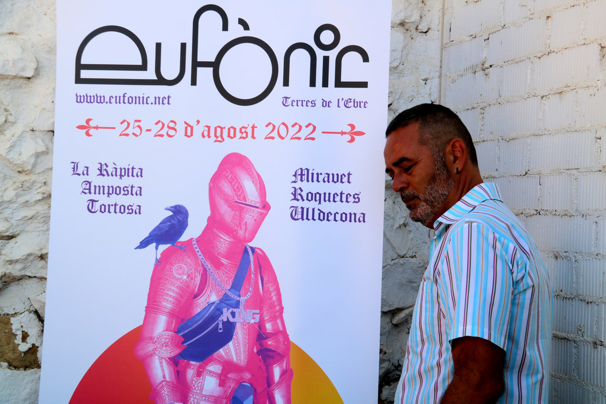 Vicent Fibla, director d'Eufònic, al costat del cartell del festival 2022.