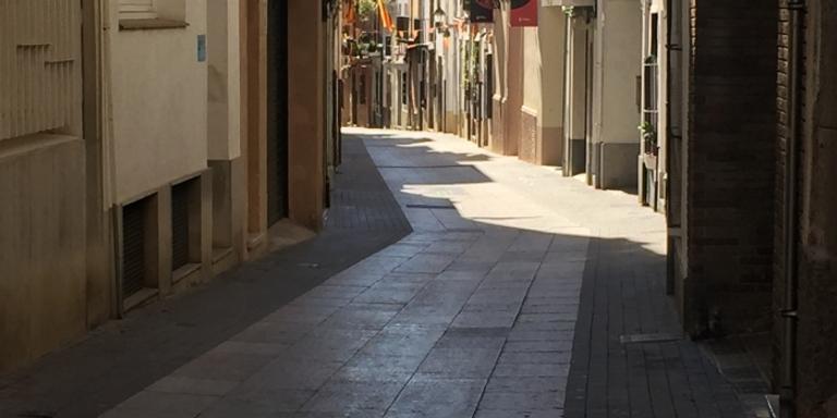 Les obres de renovació de les lloses del carrer de l’Església arrenquen demà
