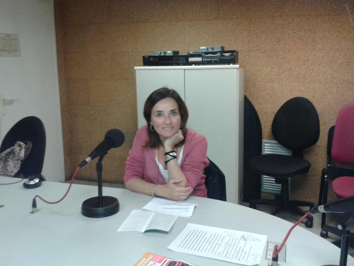 Amèlia Mergales, responsable de l'oficina del RACC de Rubí als estudis de Ràdio Rubí