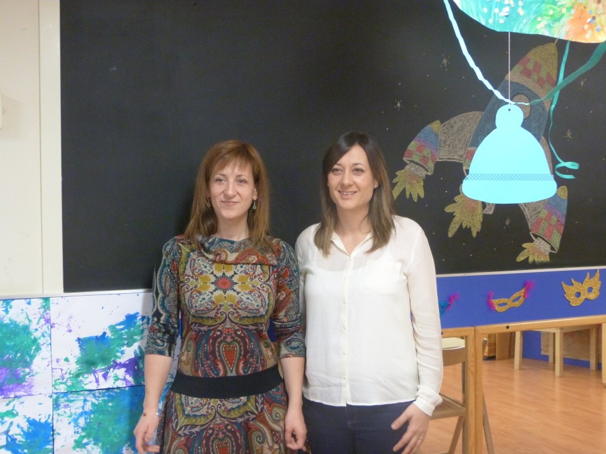 La regiodora Marta García i la directora de La Lluna, Silvia García, a una de les aules de La Lluna