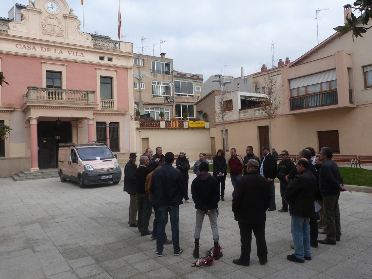 Anterior concentració dels aturats a le sportes de l'Ajuntament