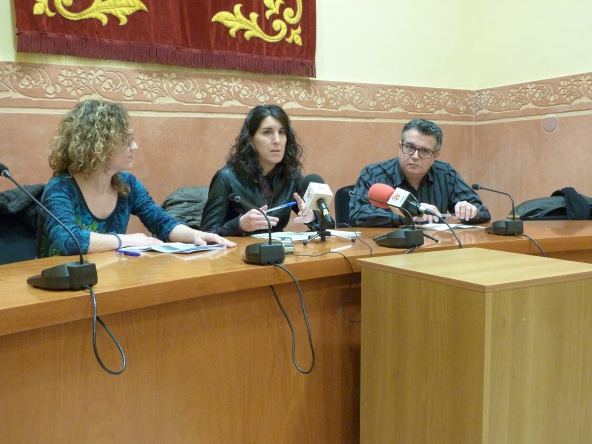 Isabel Mesas i Manuel Salvador, mediadors, amb la regidora Neus Muñoz al centre