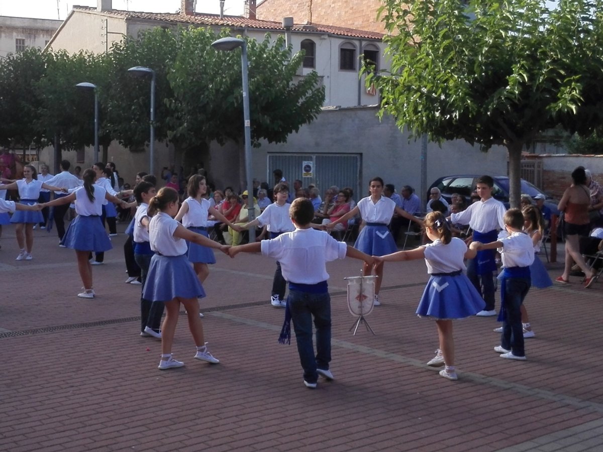  Les tres colles rubinenques ballant una sardana a la plaça de cal Figueres d’Els Hostalets de Pier