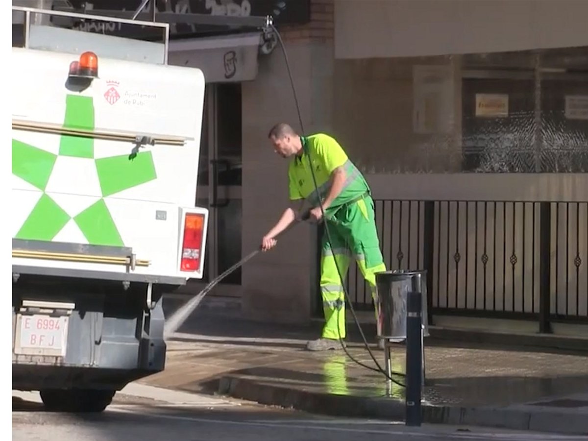 Un operari de l'actual servei de neteja viària