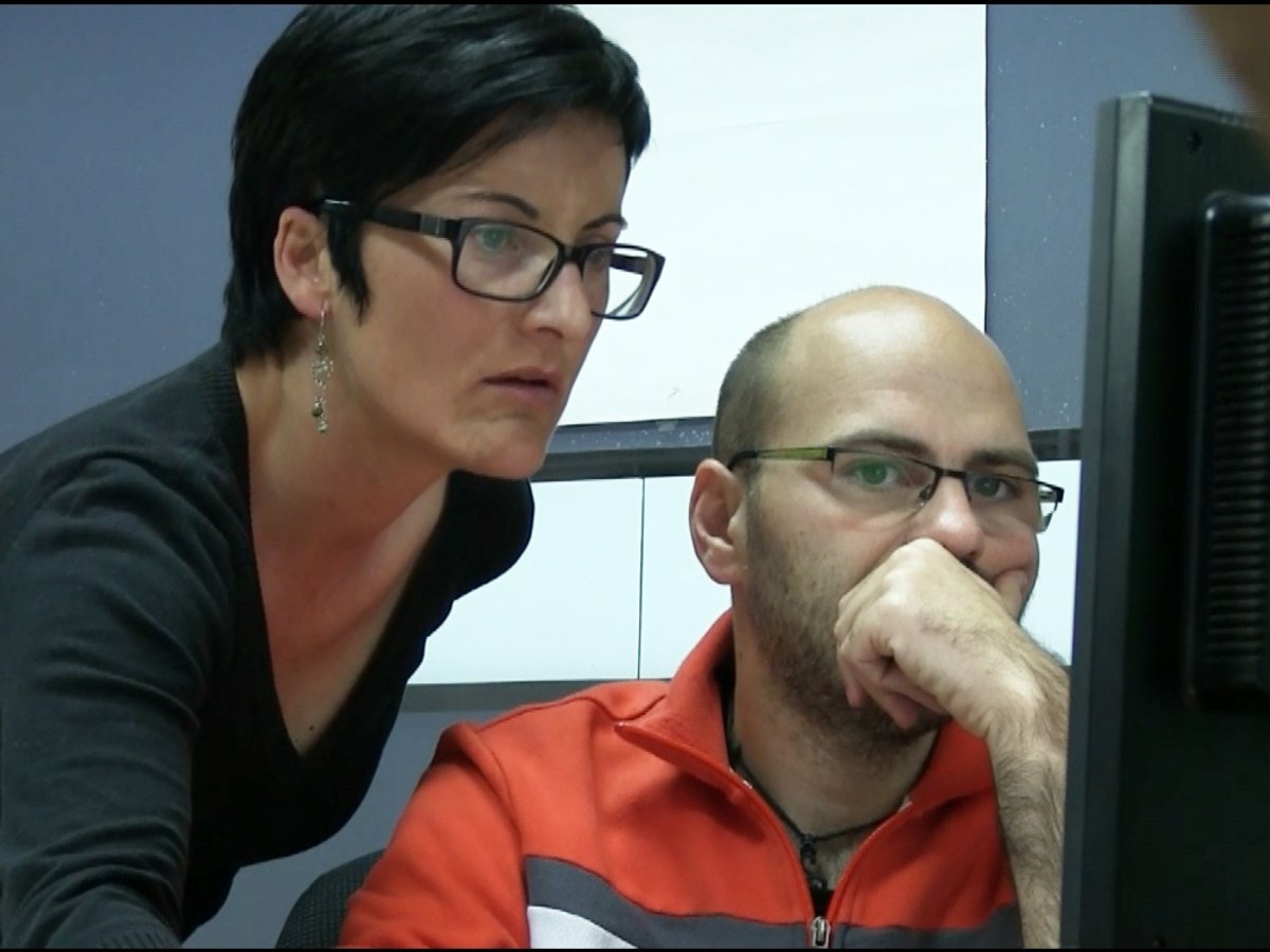 Marta Ribas i Pau Navarro comprovant resultats
