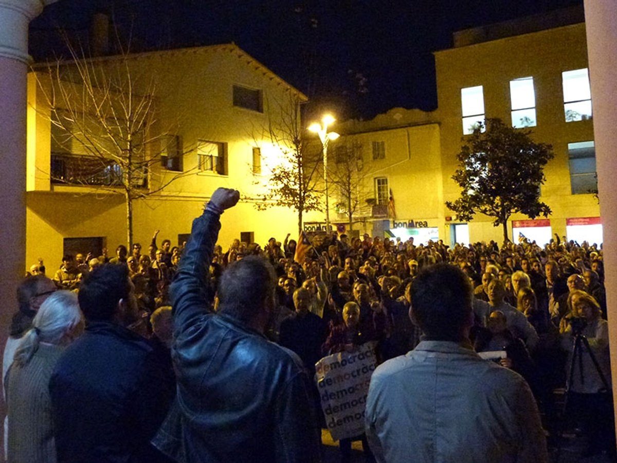 Mig miler de rubinencs condemnen l'empresonament dels vuit càrrecs cessats del Govern