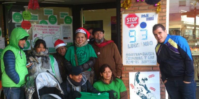 La PAH de Rubí passa el Nadal a les portes de l’oficina de Catalunya Caixa a Sant Cugat
