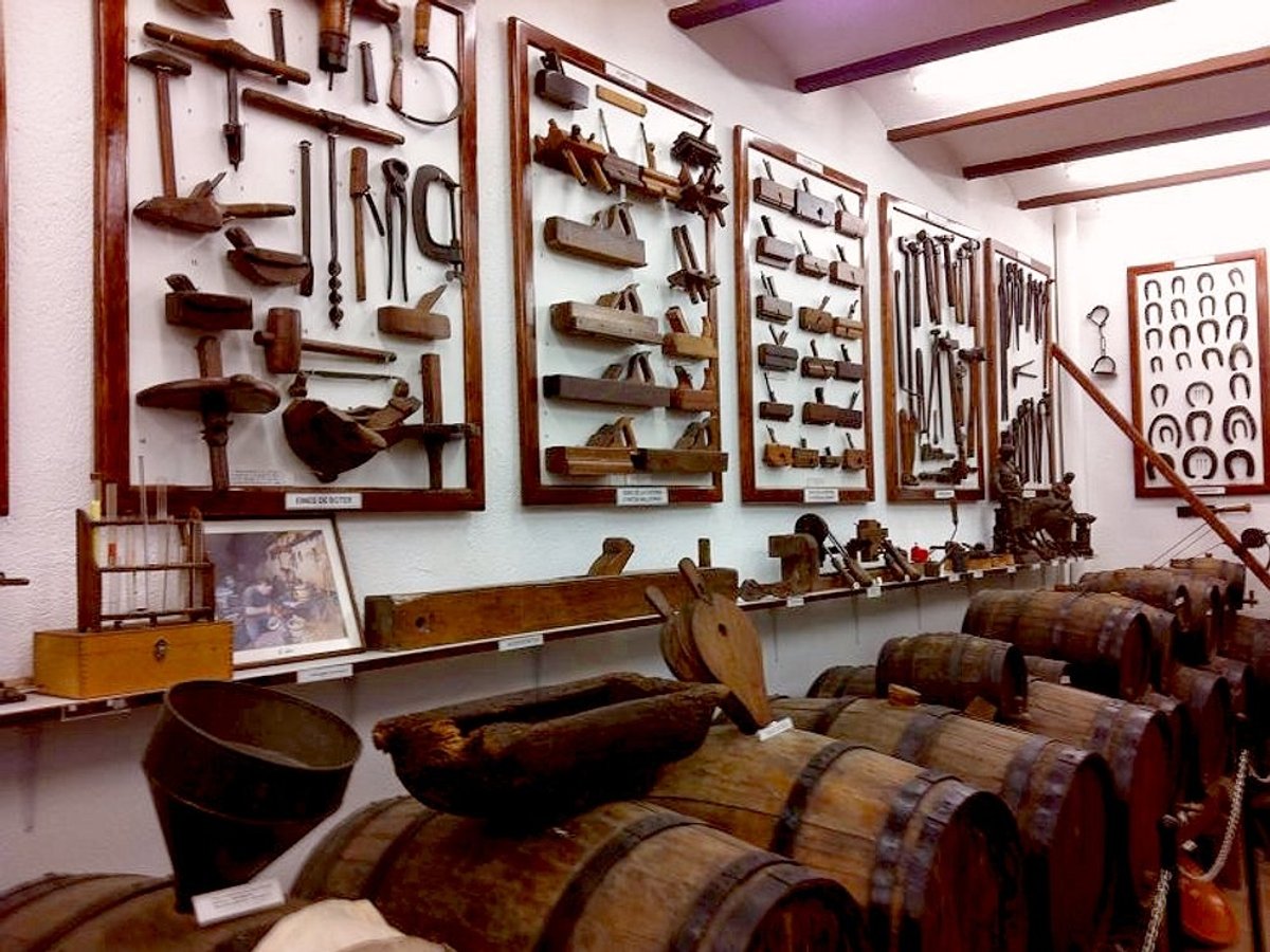Una petita part del fons del Museu Etnogràfic Vallhonrat