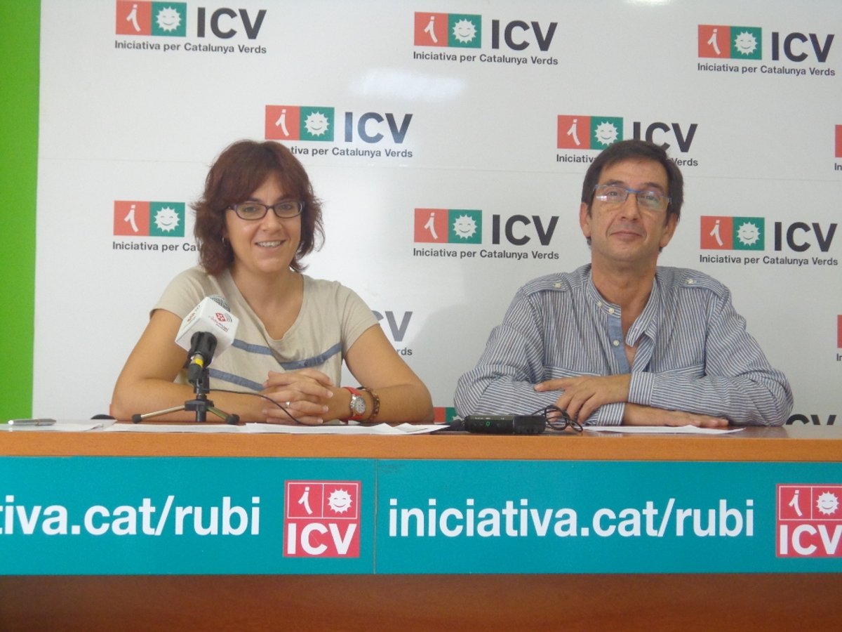 Els regidors d'ICV-EUiA Annia Garcia i Francesc Hinojosa