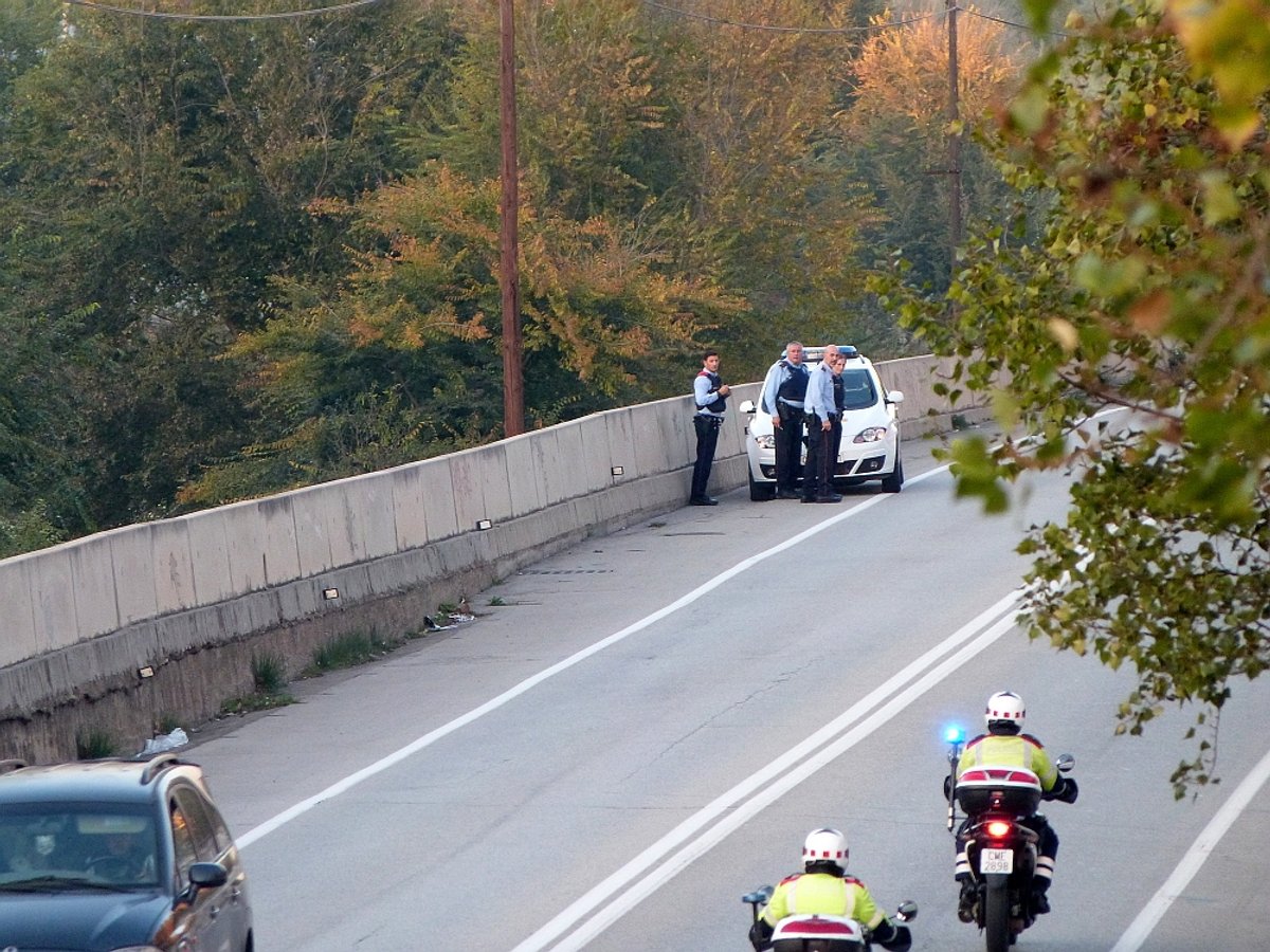 Alguns dels agents que aquesta tarda vigilaven la zona de la Riera