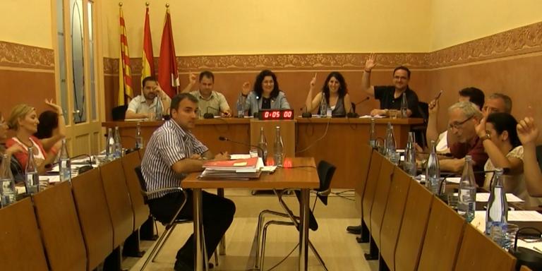 El ple acorda unànimement incloure clàusules socials als contractes municipals