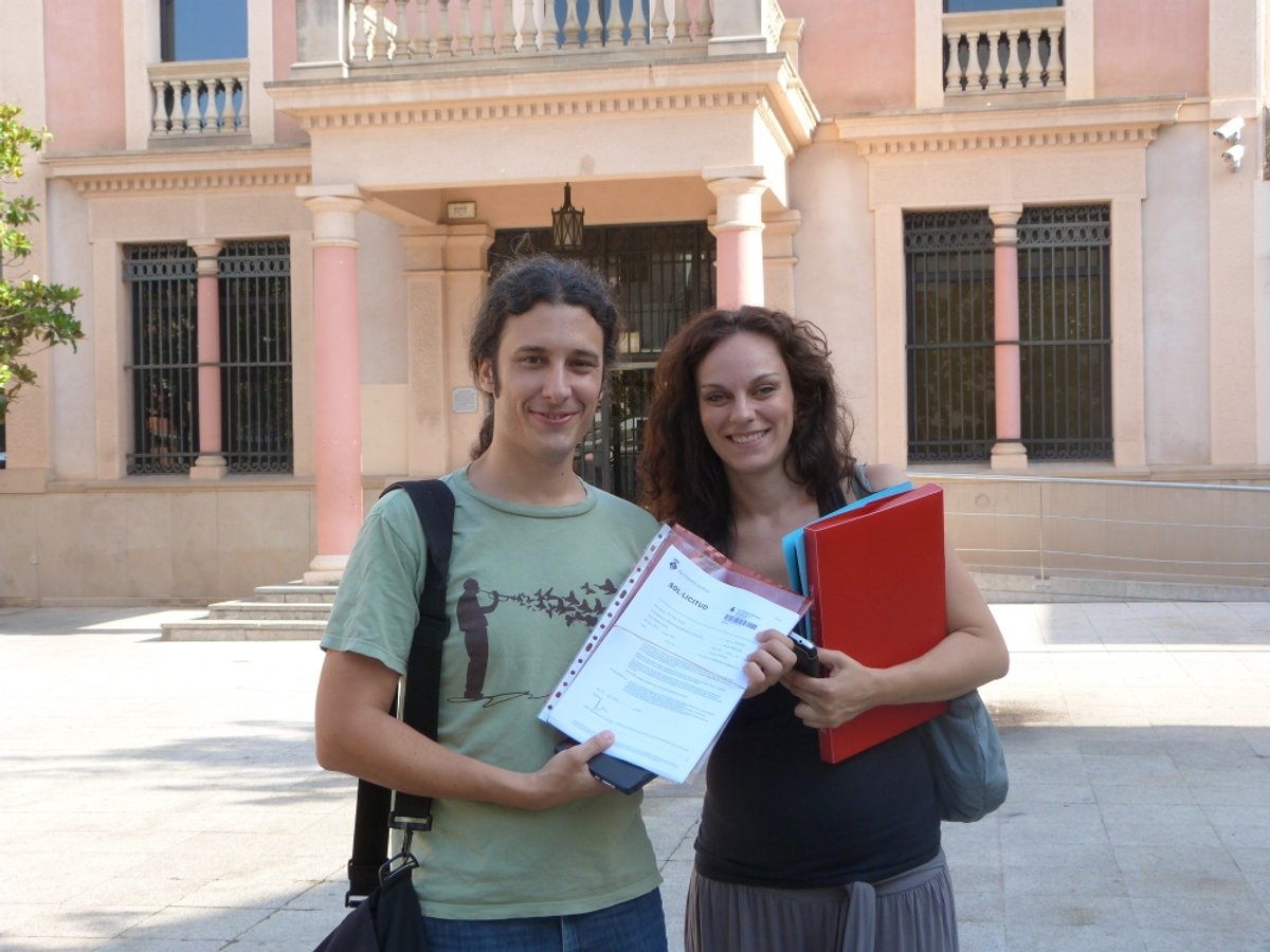 Oriol Sala i Laura González, membres de l'AMPA del Sol Solet, després d'entregar les signatures