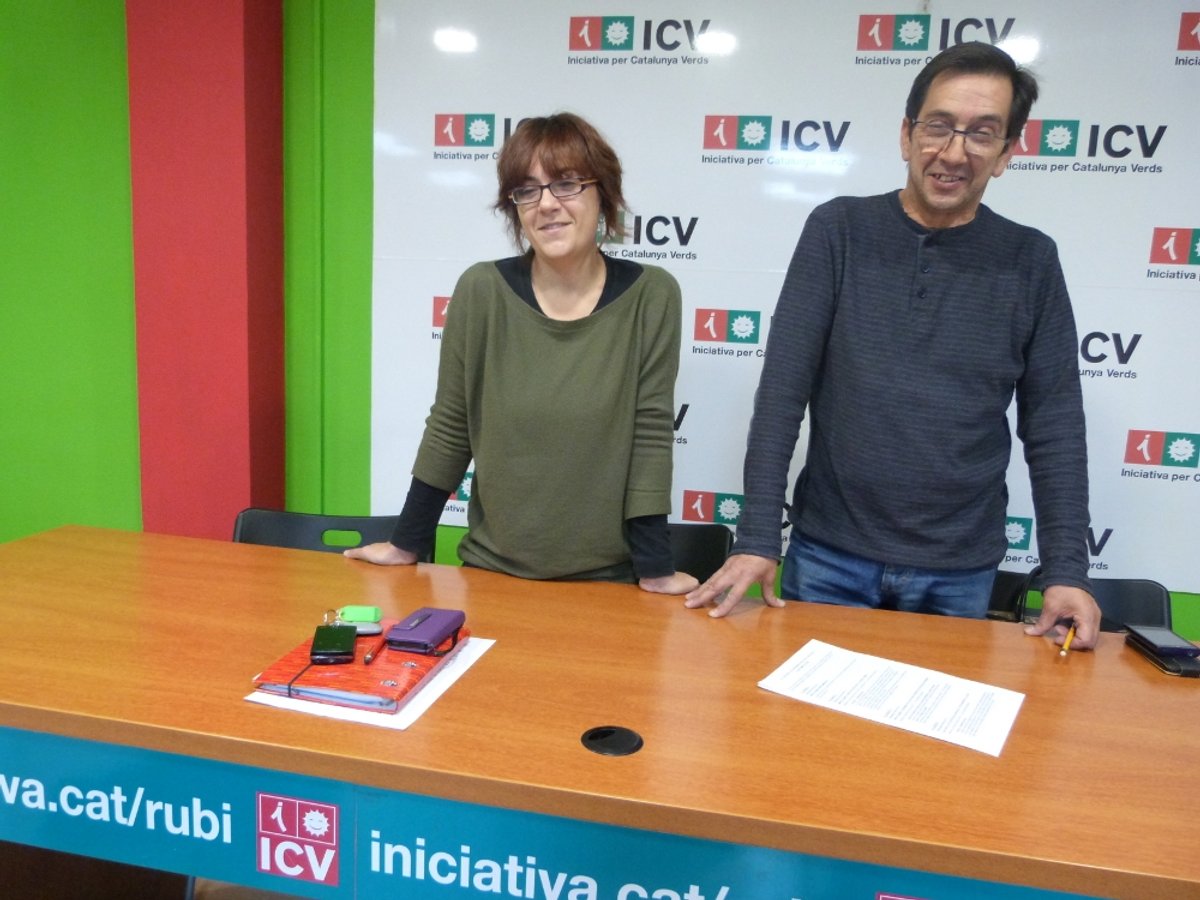 Els regidors d'ICV-EUiA Ànnia Garcia i Francesc Hinojosa
